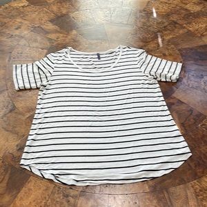 Women’s short sleeve black and white striped top